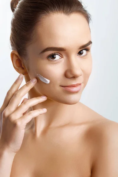 Beauty Skin Care Beautiful Happy Woman Applying Cosmetic Cream Clean — Stock Photo, Image