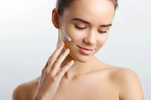 Beautiful Model Applying Cosmetic Cream Her Face — Stock Photo, Image