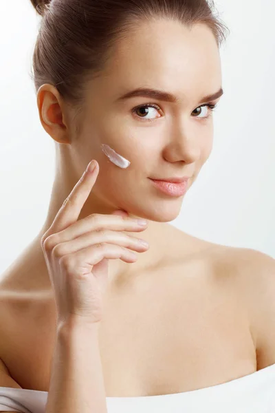 Skin Care Beautiful Woman Putting Face Cream Attractive Brunette Girl — Stock Photo, Image