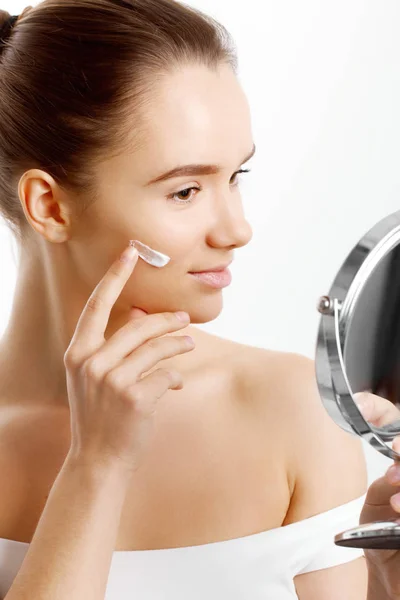 Skin Care Beautiful Woman Putting Face Cream She Applying Moisturizer — Stock Photo, Image