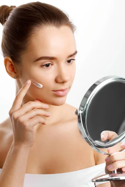 Skin Care Beautiful Woman Putting Face Cream She Applying Moisturizer — Stock Photo, Image