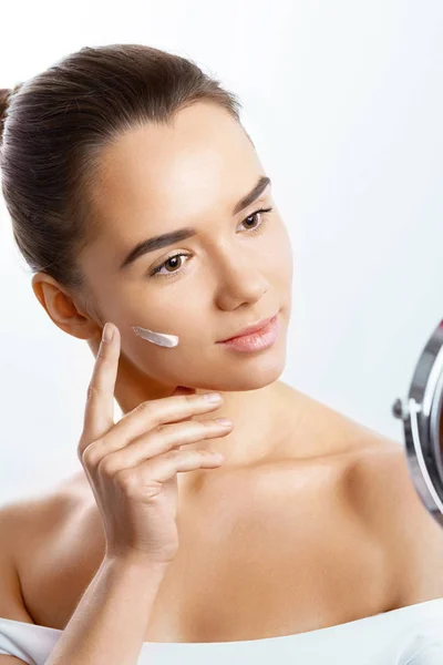 Woman Using Face Cream While Holding Mirror Skin Care Concept — Stock Photo, Image