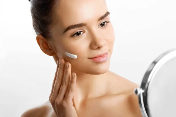 Pretty Young Woman Smiling Holding Mirror Applying Cream Moisturizer Her — Stock Photo, Image