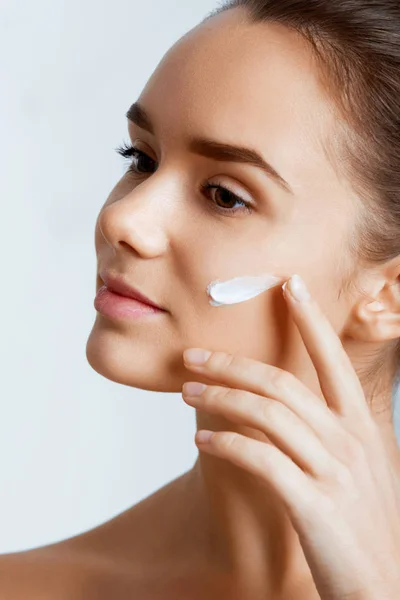 Volto Bellezza Donna Giovane Con Crema Cosmetica Una Guancia Concetto — Foto Stock