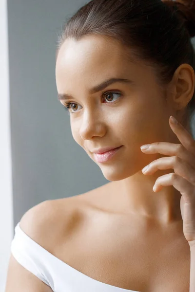 Mooi Gezicht Van Jonge Vrouw Met Cosmetische Crème Een Wang — Stockfoto