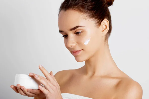 Cuidado Piel Concepto Belleza Joven Bonita Mujer Sosteniendo Crema Cosmética —  Fotos de Stock