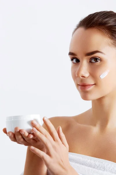 Hermosa Mujer Sosteniendo Crema Para Piel Este Mejor Producto Cosmético — Foto de Stock