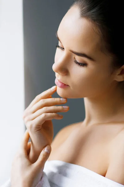 Closeup Young Beautiful Woman Nude Makeup Touching Her Face Beauty — Stock Photo, Image