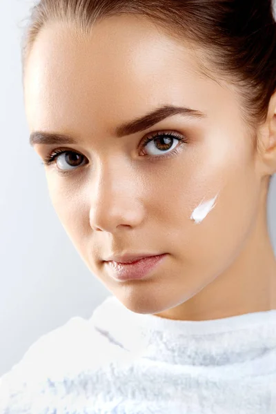 美丽的年轻女子的肖像 脸颊上的奶油 孤立的白色背景 — 图库照片