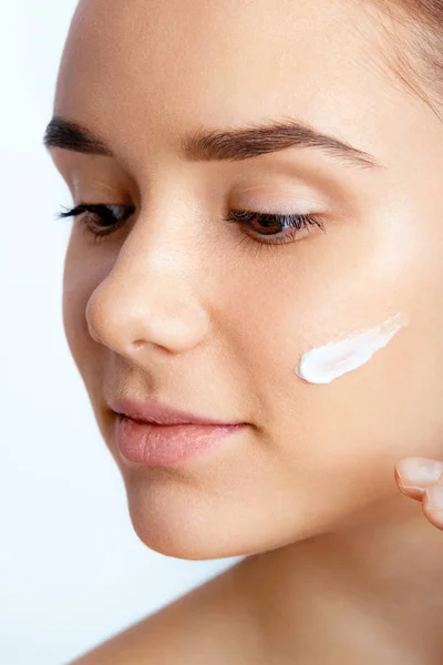 Young Woman Cares Face Skin Portrait Beautiful Woman Applying Cream — Stock Photo, Image