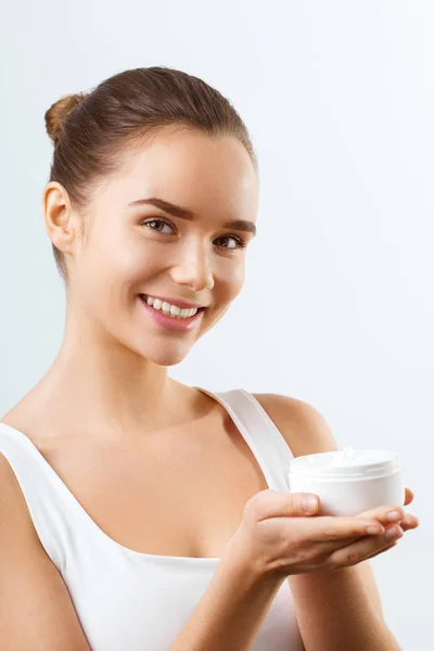 Cuidado Piel Concepto Belleza Mujer Bonita Joven Sosteniendo Crema Cosmética — Foto de Stock