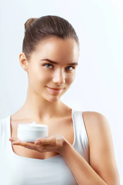 Retrato Una Hermosa Mujer Aplicando Poco Crema Cara Para Cuidado — Foto de Stock