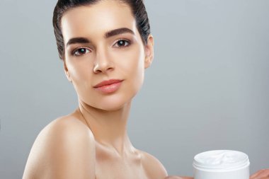 Cilt Bakımı. Güzellik kavramı. Genç güzel kadın Holding kozmetik Cream.Girl taze cilt, antiaging kavramı ile. Spa. Güzellik kavramı. Kadın, taze makyaj ve mükemmel cilt.