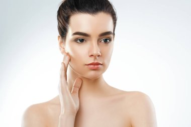 Güzellik ve Spa kavramı. Güzel genç kadın temiz taze cilt ile kendi yüz dokun. Yüz tedavi. Kız erkek doğal Makeup.Cosmetology ile.