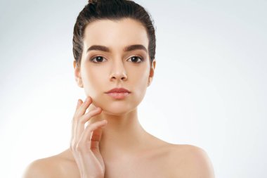 Güzellik ve Spa kavramı. Güzel genç kadın temiz taze cilt ile kendi yüz dokun. Yüz tedavi. Kız erkek doğal Makeup.Cosmetology ile.