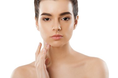 Güzel genç kadın temiz taze cilt ile kendi yüz dokun. Kozmetik, güzellik ve spa.