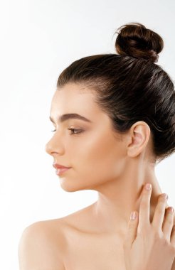 Güzellik ve Spa kavramı. Güzel genç kadın temiz taze cilt ile kendi yüz dokun. Yüz tedavi. Kız erkek doğal Makeup.Cosmetology ile.