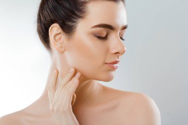 Güzellik ve Spa kavramı. Güzel genç kadın temiz taze cilt ile değmek kendi yüz ve Smiling.Facial tedavi. Kız erkek doğal Makeup.Cosmetology ile.