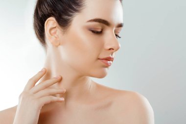 Güzellik ve Spa kavramı. Güzel genç kadın temiz taze cilt ile değmek kendi yüz ve Smiling.Facial tedavi. Kız erkek doğal Makeup.Cosmetology ile.