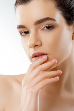 Dudak koruma. Güzel genç kadın sağlıklı dudaklar closeup. Kadın modeli ağız mükemmel ciltle pürüzsüz ve doğal manikür peluş Dudaklarına dokunmadan. Dudak bakım ve güzellik. 