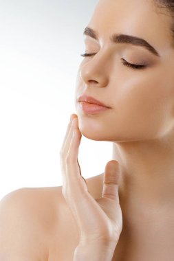 Güzellik yüz. Güzel kadın ile doğal makyaj dokunmatik kendi yüzünü. Temiz cilt kızla. Portre. Kozmetik. Cilt Bakımı. Yüksek çözünürlük