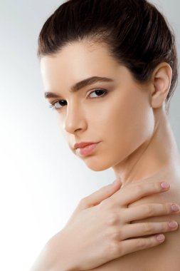 Güzellik yüz. Güzel kadın ile doğal makyaj dokunmatik kendi yüzünü. Temiz cilt kızla. Portre. Kozmetik. Cilt Bakımı. Yüksek çözünürlük