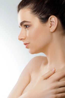 Güzellik ve Spa kavramı. Güzel genç kadın temiz taze cilt ile değmek kendi yüz ve Smiling.Facial tedavi. Kız erkek doğal Makeup.Cosmetology ile.