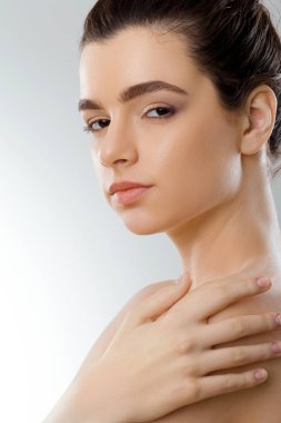 Güzellik ve Spa kavramı. Güzel genç kadın temiz taze cilt ile kendi yüz dokun. Yüz tedavi. Doğal Makeup.Cosmetology kız kadın var. Cilt Bakımı