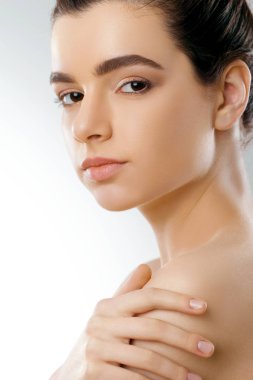 Güzellik ve Spa kavramı. Güzel genç kadın temiz taze cilt ile kendi yüz dokun. Yüz tedavi. Doğal Makeup.Cosmetology kız kadın var. Cilt Bakımı