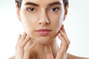 Doğal Makeup.Cosmetology olan kadın. Güzel kız banyo sonra yüzünü dokunaklı. Mükemmel cilt. Cilt Bakımı. Genç cilt