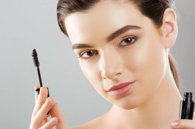Maskara portre bir güzel genç kadın bir yüz ile bir güzellik makyaj, maskara kozmetik fırça ile uygulama taze yumuşak deri. Makyaj ve kozmetik kavramı.