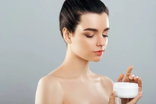 Mujer Sosteniendo Crema Cosmética Beauty Face Mujer Hermosa Con Maquillaje — Foto de Stock