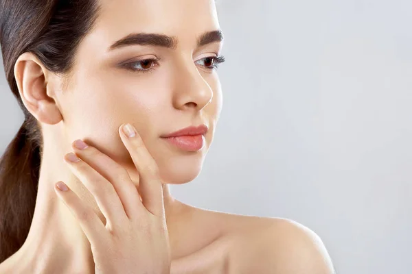 Het Gezicht Van Schoonheid Mooie Vrouw Met Natuurlijke Make Touch — Stockfoto