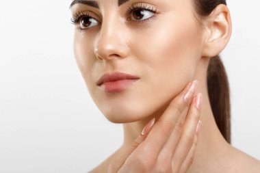 Güzel genç kadın temiz taze cilt uygulanmasıyla krem ve dokunmatik yüz kendi. Yüz tedavi. Kozmetik. Güzellik ve spa.