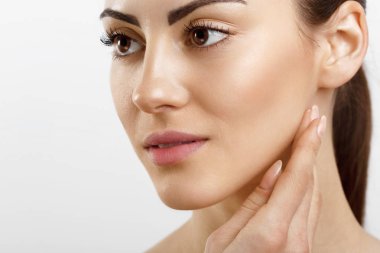 Krem yüzüne cilt bakımı ve kozmetik kavram uygulayarak Closeup mutlu genç kadın. Kozmetik. Kadın yüz cilt bakımı. Doğal makyaj, yüz dokunmadan.