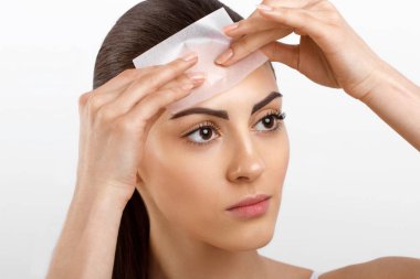 Güzellik yüz. Cilt Bakımı. Kadın Bloting kağıtları kullanarak yüzünden petrol çıkarma. Güzel sağlıklı kız çıplak makyaj ile portre portre. Yağ doku yaprak emici ile mükemmel yumuşak deri. Güzellik kavramı