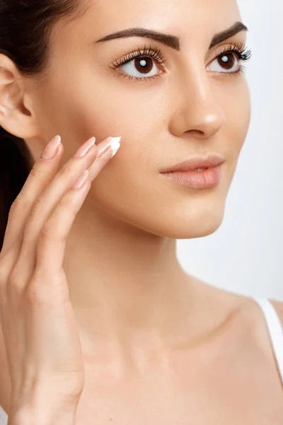 Cuidado Facial Crema Aplicación Femenina Retrato Mujer Joven Con Crema — Foto de Stock
