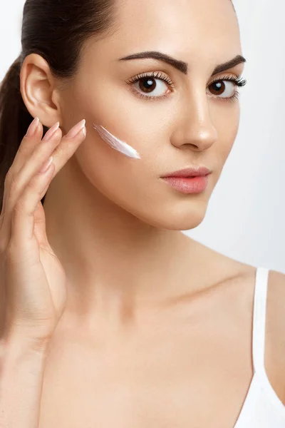 Facial Care Female Applying Cream Portrait Young Woman Cosmetic Cream — Stock Photo, Image