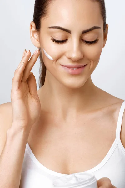 Facial Care Female Applying Cream Smiling Portrait Young Woman Cosmetic — Stock Photo, Image