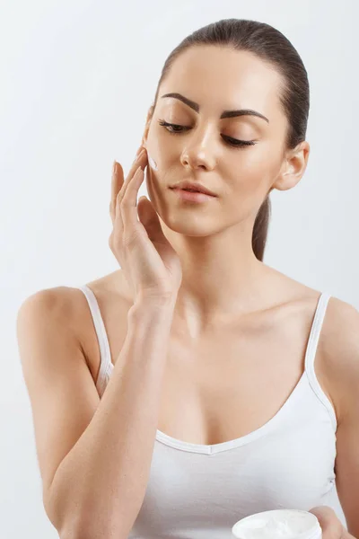 Young Woman Applying Cream Her Face Skincare Cosmetics Concept Cosmetics — Stock Photo, Image