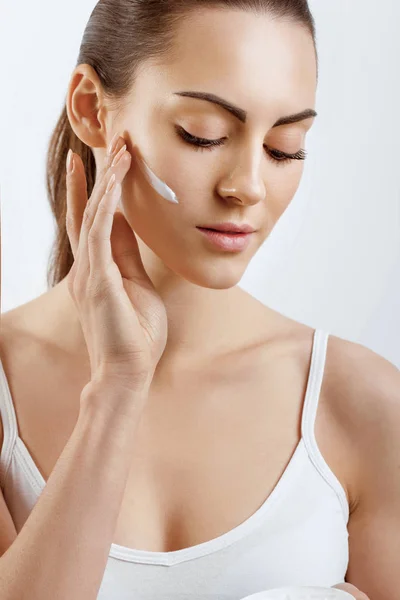 Young Woman Applying Cream Her Face Skincare Cosmetics Concept Cosmetics — Stock Photo, Image