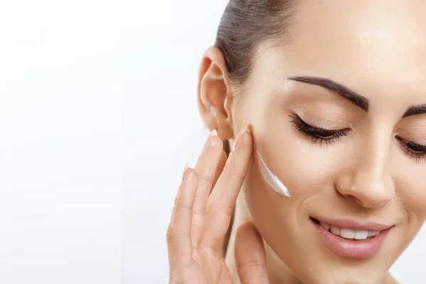 Facial Care Female Applying Cream Smiling Portrait Young Woman Cosmetic — Stock Photo, Image