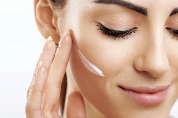 Primo Piano Felice Giovane Donna Applicando Crema Suo Viso Skincare — Foto Stock