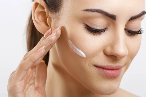 Happy Young Woman Applying Cream Her Face Skincare Cosmetics Concept — Stock Photo, Image