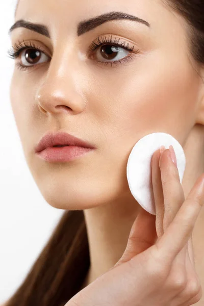 Beauty Face Beautiful Woman Natural Makeup Skin Care Woman Removing — Stock Photo, Image