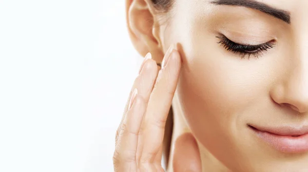 Krem Yüzüne Cilt Bakımı Kozmetik Kavram Uygulayarak Closeup Mutlu Genç — Stok fotoğraf