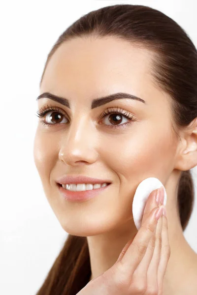 Skin Care Beautiful Happy Woman Removing Face Makeup Using Cotton — Stock Photo, Image