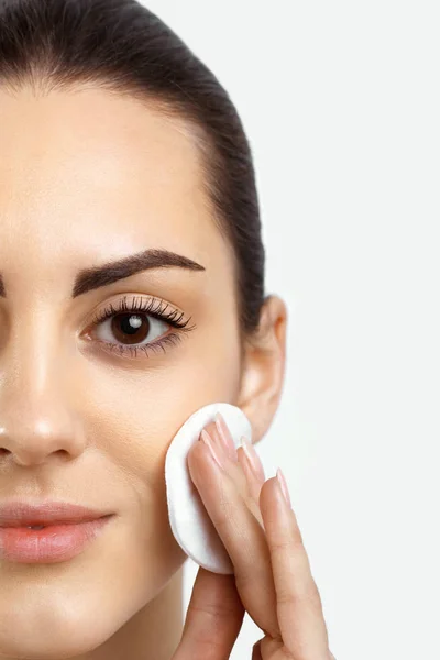 Beauty Face Beautiful Woman Natural Makeup Skin Care Woman Removing — Stock Photo, Image