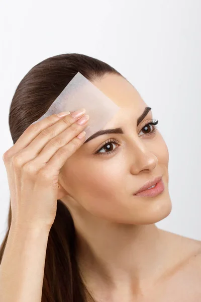 Skin Care Young Woman Removing Oil Face Using Blotting Papers — Stock Photo, Image