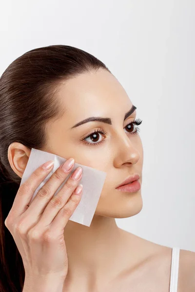 Skin Care Young Woman Removing Oil Face Using Blotting Papers — Stock Photo, Image